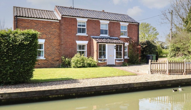 RIVERSIDE COTTAGE, pet friendly, with open fire in Stalham