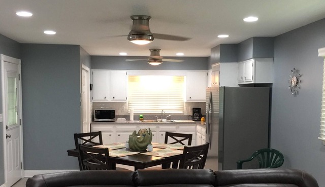 Riverside Cottage ~ Spacious for the Entire Family & Pets, 5 minutes to beach