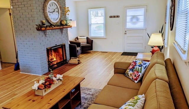 Riverside cottage, minutes from historic Harpers Ferry! Private river access!