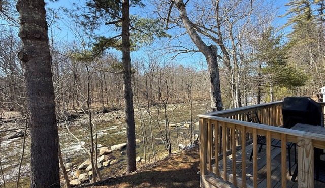 Riverside cottage w/Deck, Bespoke Decor & Near Attractions & Skiing