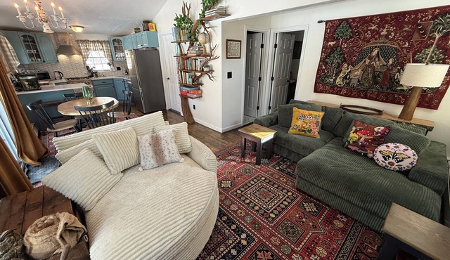 Riverside cottage w/deck, King Bed, BBQ & fireplace