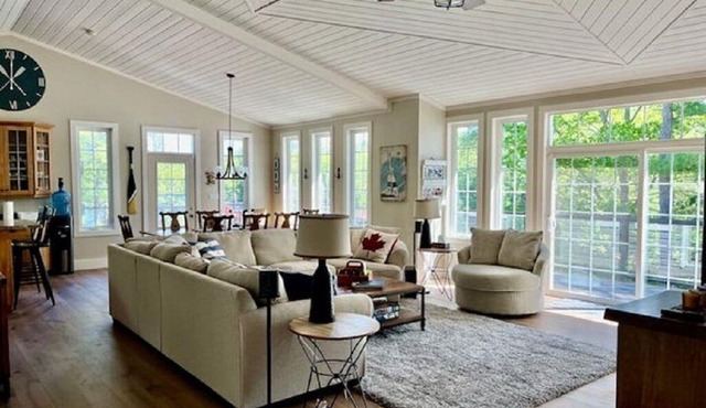 Riverside cottage w/hot tub, firepit, indoor bar, and much more