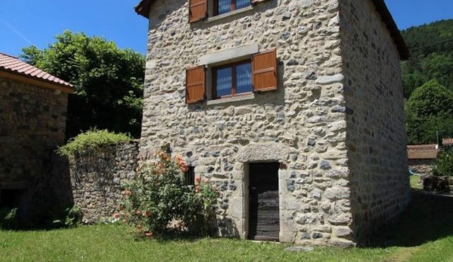 Riverside Cottage with Enclosed Garden, Near Outdoor Activities and Historical Sites in Alleyras
