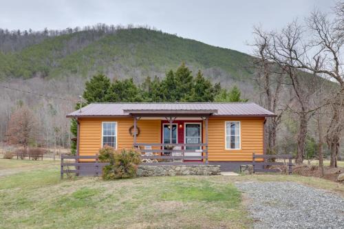 Riverside Country Cabin! Hot Springs Getaway