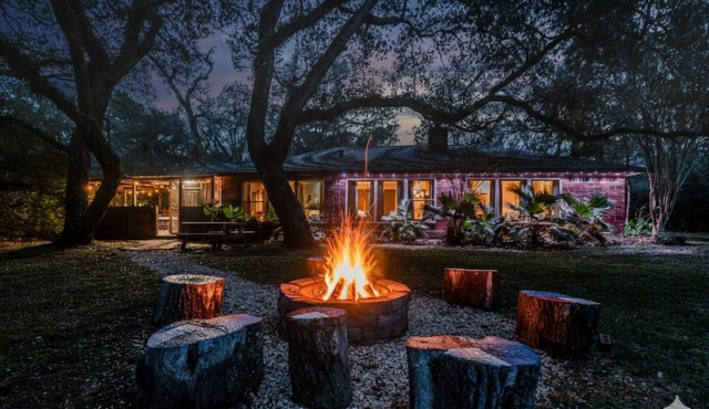 Riverside country retreat with easy access to all that Houston has to offer