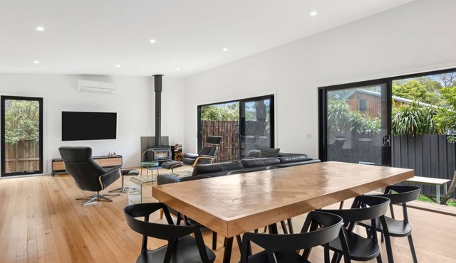 Riverside Escape, easy access to local attractions.