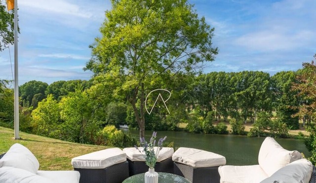 Riverside Escape Marlow, Large Luxury Family Home