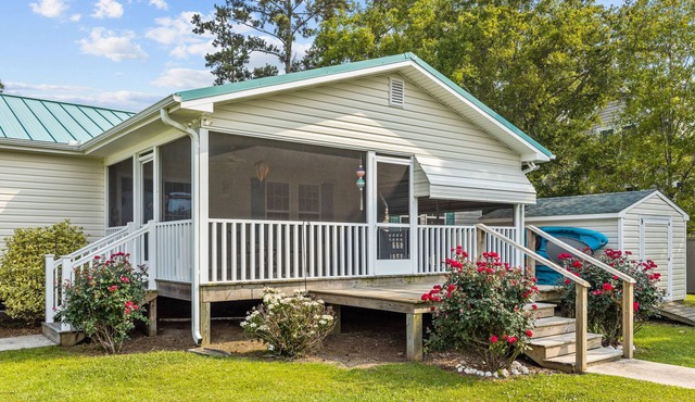 Riverside escape with kayaks, covered deck, updated interior, W/D, & central AC