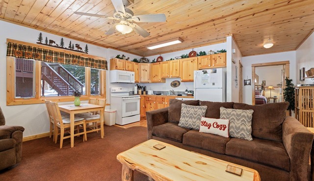 Riverside Fall River Retreat Private Hot Tub