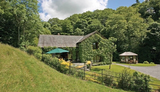 RIVERSIDE, family friendly, with open fire in Troutbeck