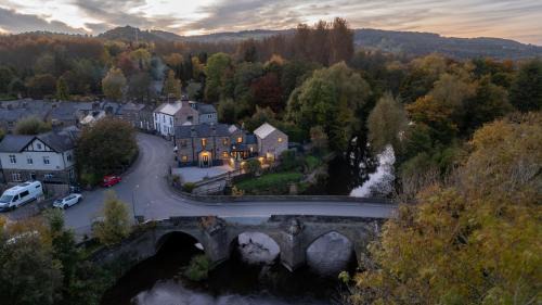 Riverside, Family Friendly Home on the River Derwent with Hot Tub, 10 guests