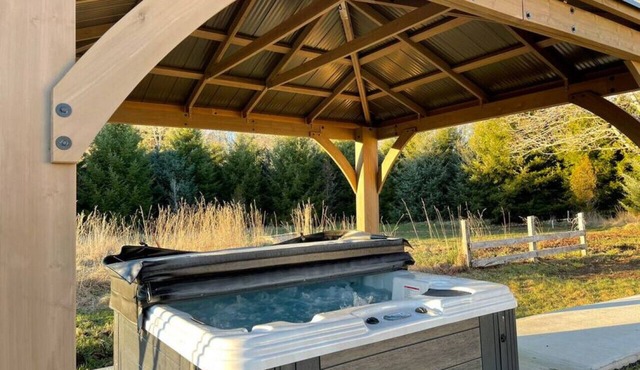 Riverside Farms- Farmhouse in Picturesque Valley