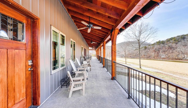 Riverside Galena Loft: Eagle Watching & Water View