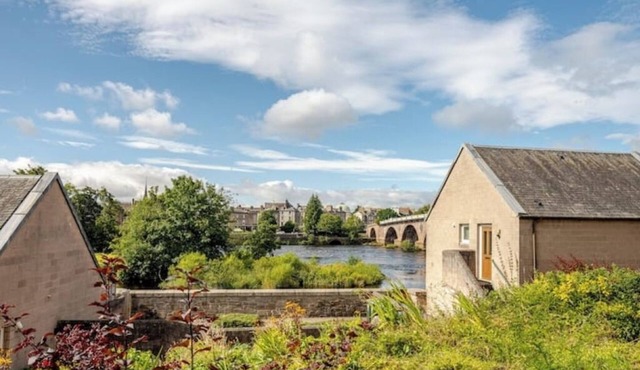 Riverside Garden Apartment with lovely River Tay views and parking nn