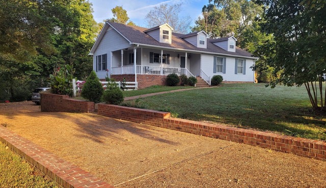 Riverside Getaway - Enjoy Quiet Life Right on the Duck River