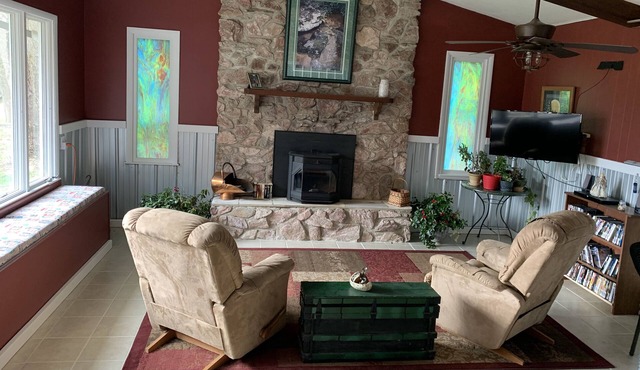 Riverside Guest Cottage and hot tub