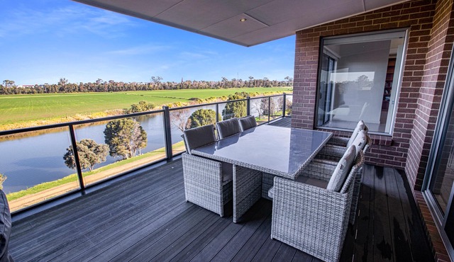 Riverside Haven - Elevated views of the Mitchell River and Clifton Creek