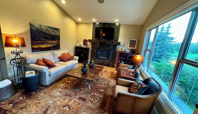 Riverside Haven in Quarry Park. Classy bungalow close to fun & nature.