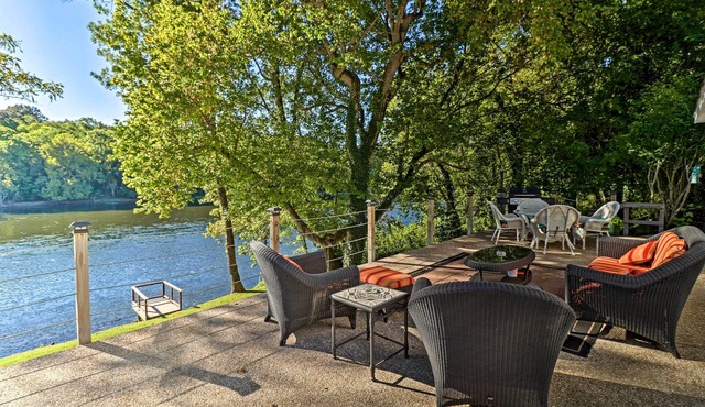 'Riverside Hide-A-Way' w/Patio, BBQ, Fishing Pier