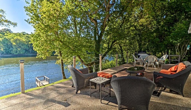 Riverside Hide-A-Way with Patio, BBQ, Fishing Pier