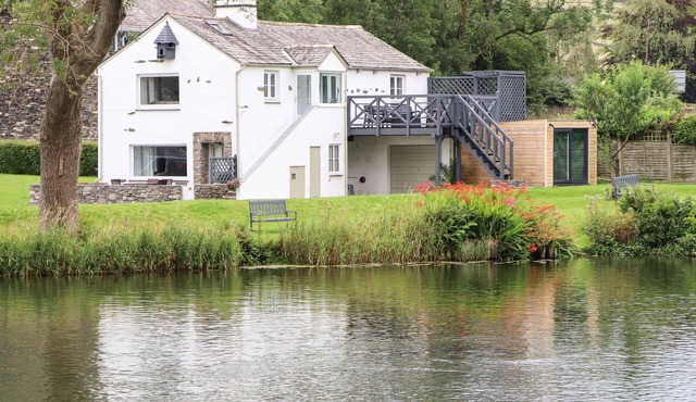 RIVERSIDE HIDEAWAY, pet friendly, with open fire in Newby Bridge