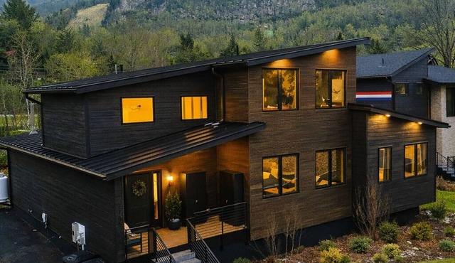 Riverside Hot Tub & Sauna with Mountain Views