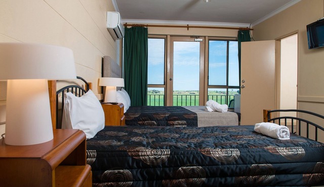 Riverside Hotel Motel