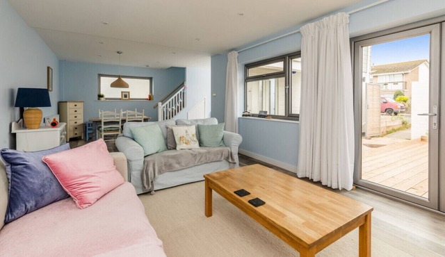 Riverside House - Ideally located with Beach, River and shops.