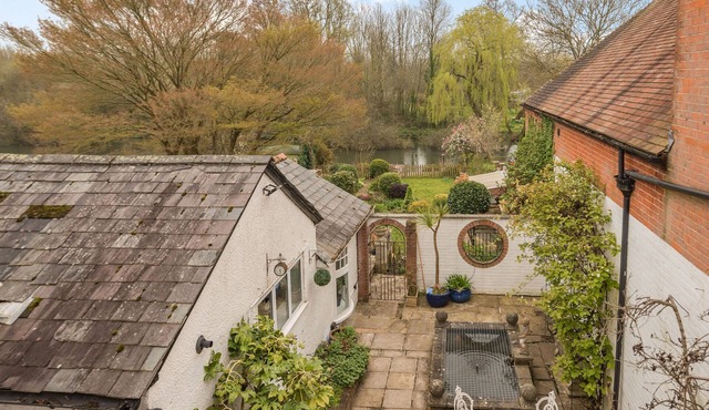 RIVERSIDE HOUSE, pet friendly, with open fire in Fordingbridge