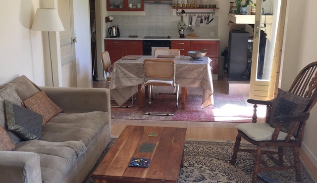 Riverside house, in quiet village, close to lake and restaurants