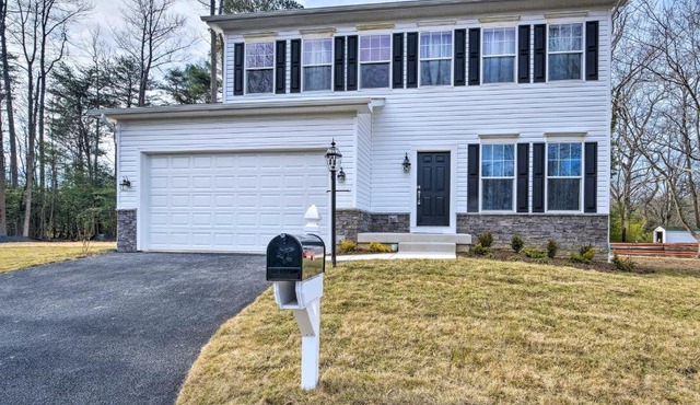 Riverside House with Kayaks, Piano and Fireplace