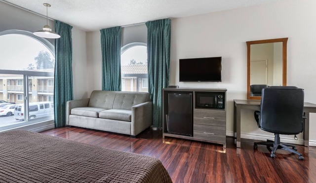 Riverside Inn & Suites