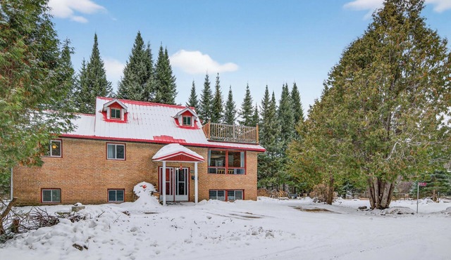 Riverside Laurentian Cottage | 20 Min to Mont-Tremblant Skiing | Sleeps 13
