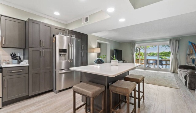 Riverside Living with Easy Access to Downtown