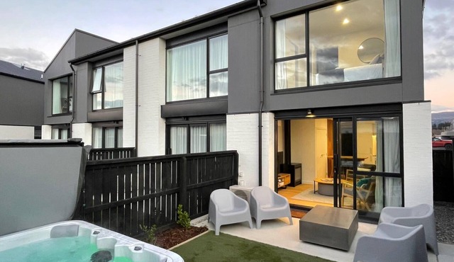 Riverside Lodge - Luxury Two Bedroom With Hot Tub