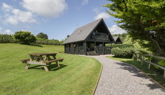 RIVERSIDE LODGE, pet friendly, luxury holiday cottage in Gillingham