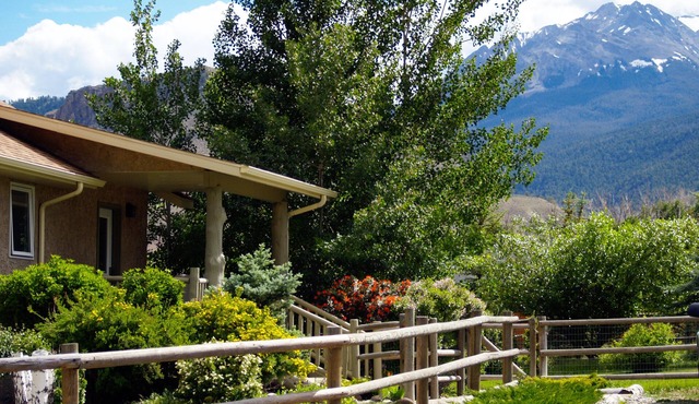 RIVERSIDE LODGE: wildlife watching, fishing, hiking from the house. Next to YNP!