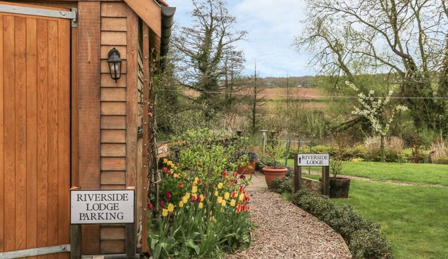 RIVERSIDE LODGE, with a garden in Cuckney