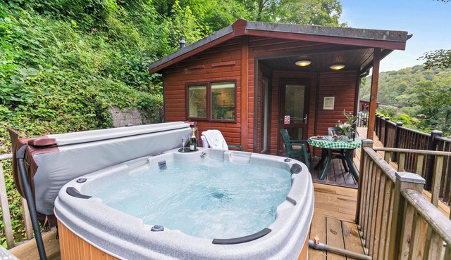 Riverside Lodge with Hot Tub. Walk to Lynton & Lynmouth Towns. Free Parking.