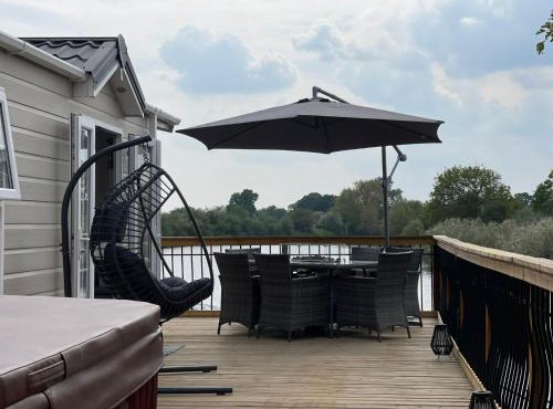 Riverside Lodge, with Hot tub on The River Severn