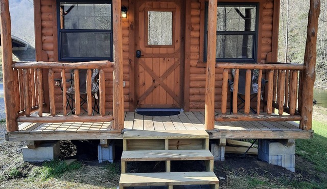 Riverside log cabin in WV- 5 min from Pinnacle Creek Connector