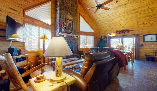 Riverside log cabin w/private deck/hot tub/free WiFi/full kitchen + near trails