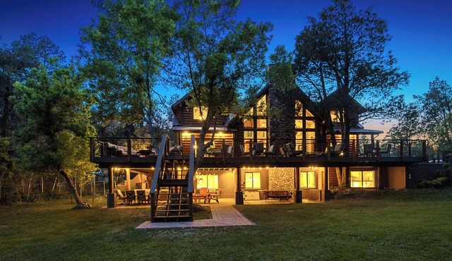 Riverside Luxury Retreat - Hot Tub, Fire Pit, Games & Mesmerizing Views