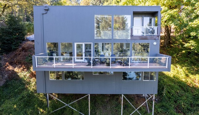 Riverside Luxury, /w a, Bright and Light Setting on the Banks of the Willamette, 6 Miles to Downtown