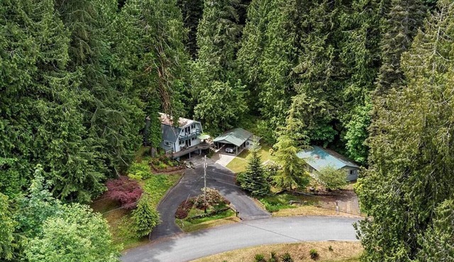 Riverside luxury, with a hot tub, in the woods.