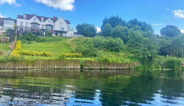 RIVERSIDE MANOR, pet friendly, character holiday cottage in Evesham