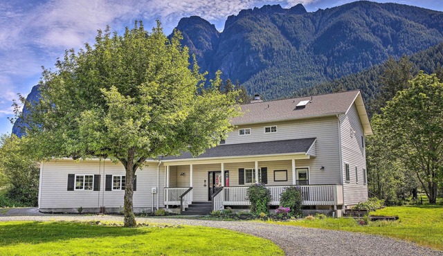 Riverside North Bend Oasis: Stunning Mountain View
