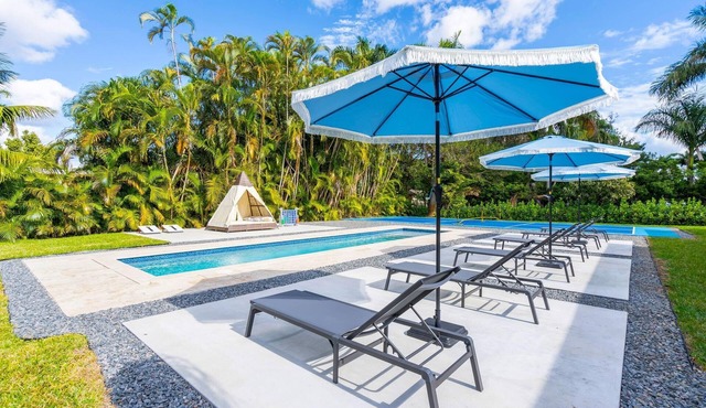Riverside Oasis w/Pool & Pickleball Court