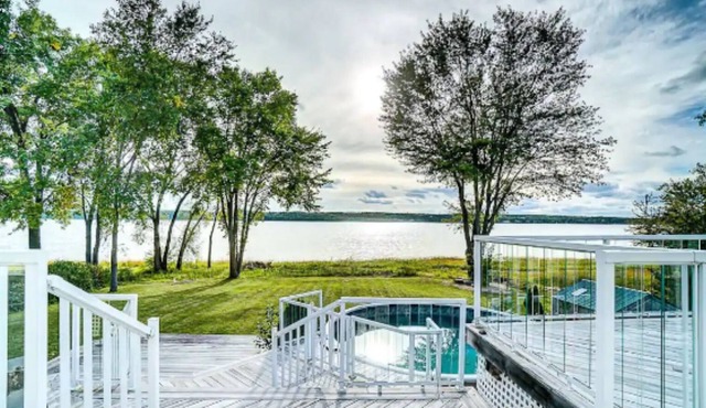 Riverside Ottawa river luxury house for vacation