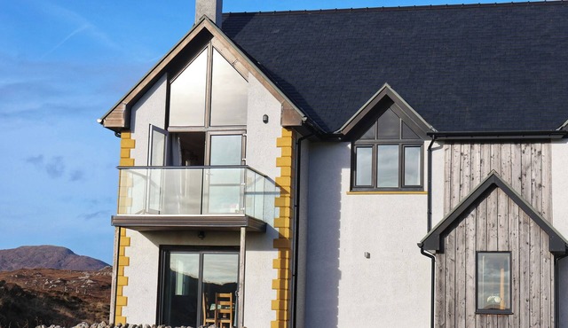 RIVERSIDE, pet friendly, character holiday cottage in Leverburgh